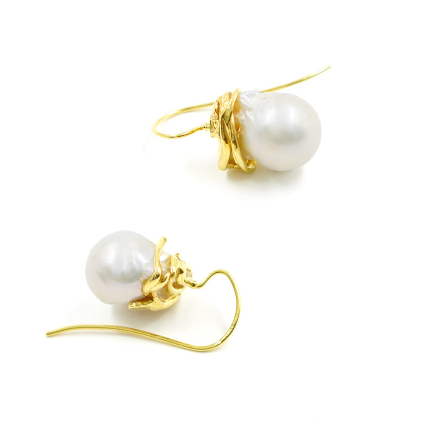 Orecchini in argento con montatura spirale e perla barocca – Dorato