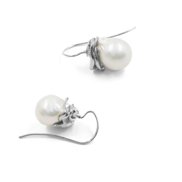 Orecchini in argento con montatura spirale e perla barocca – Rodiato