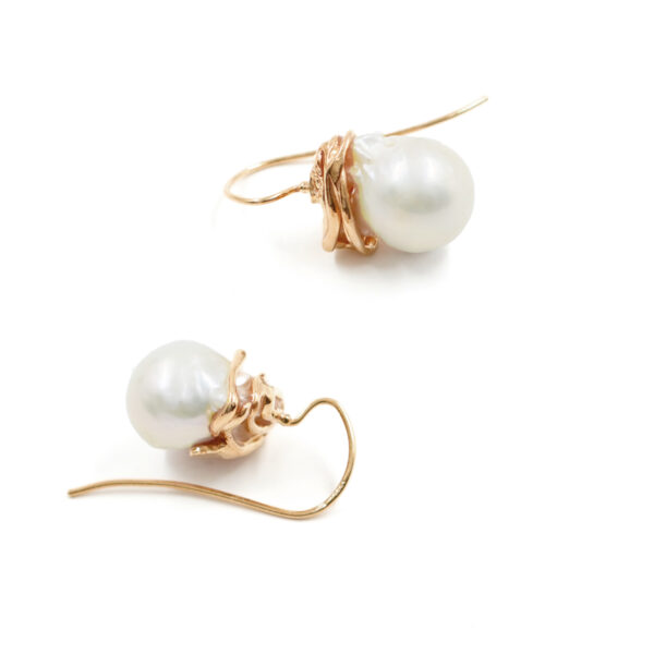 Orecchini in argento con montatura spirale e perla barocca – Rosè