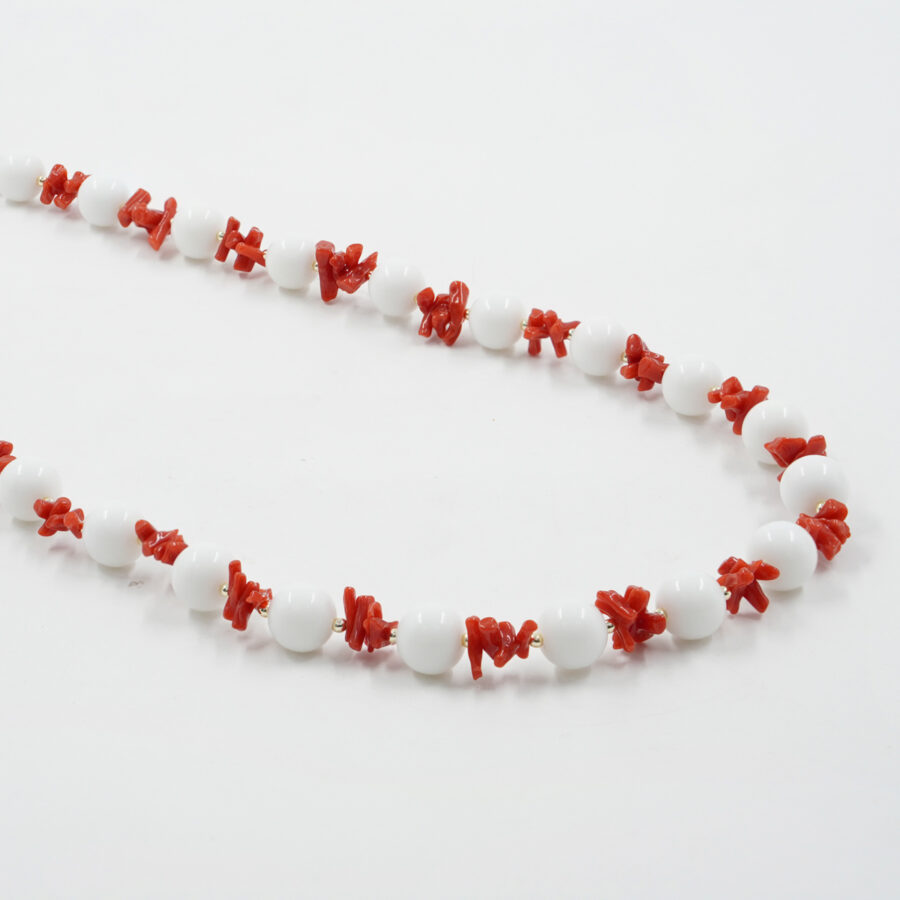 Collana con agata bianca, corallo, ematite, chiusura in argento – Dorato