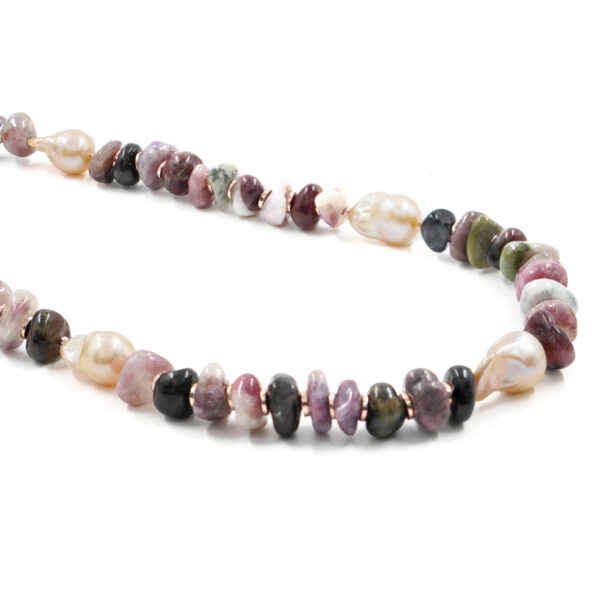 Collana con rondelle di tormalina, perla barocca color naturale, ematite, chiusura in argento - Rosè