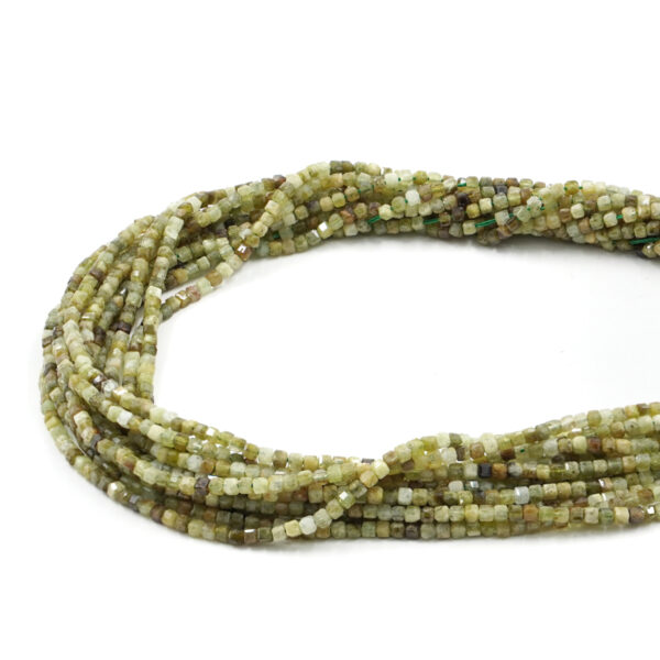 Granato verde fili cubi sfaccettati 2,5mm