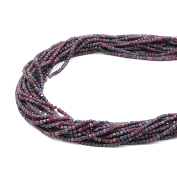 Rubini e Zaffiri fili cubi sfaccettati 2mm