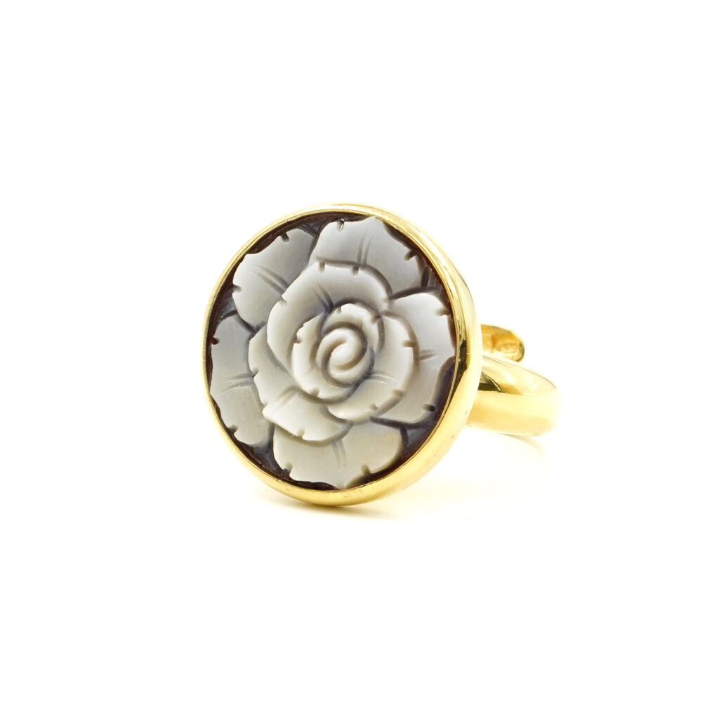 Anelli con cammeo: l’eleganza artigianale che racconta una storia
