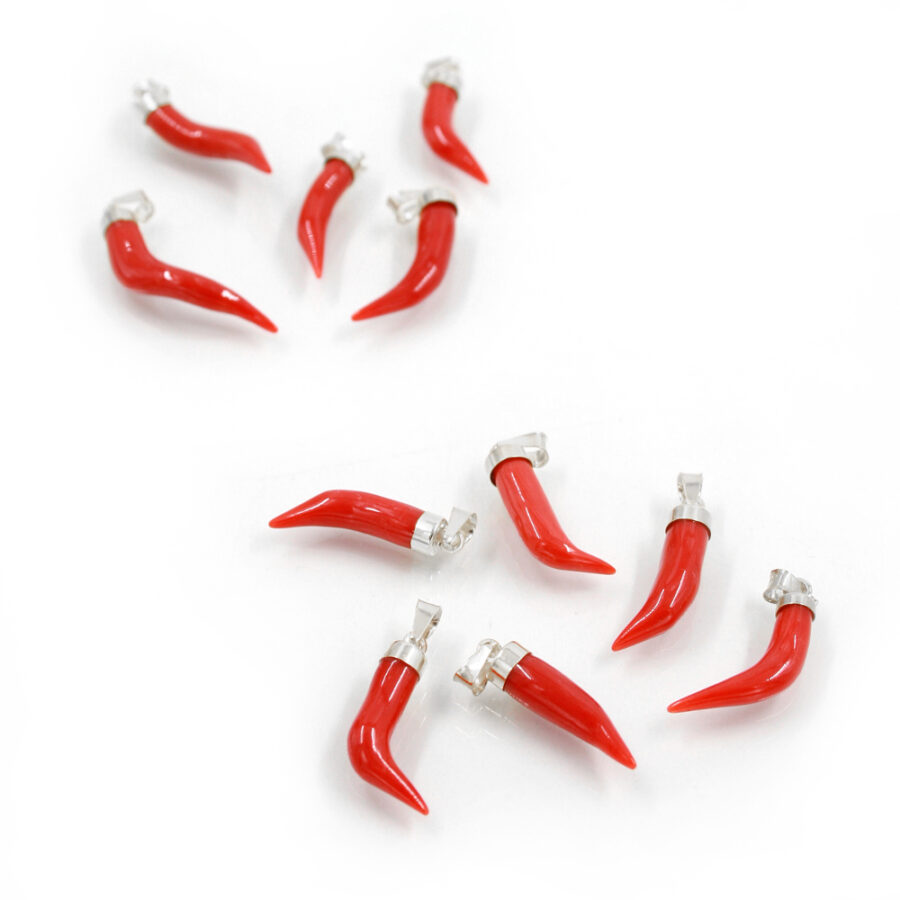 Cornetti portafortuna in corallo rosso montati in argento rodiato 925‰