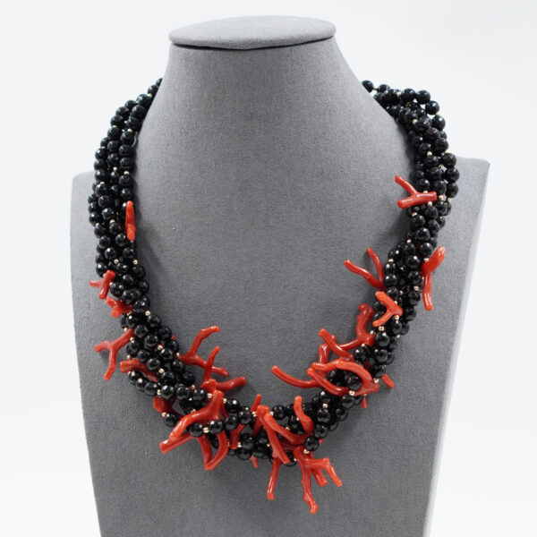 Collana Multifilo in agata nera, corallo, chiusura in argento dorato - COL2657