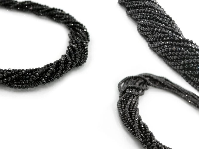 Spinello nero: caratteristiche, significato e perché sceglierlo per i tuoi gioielli